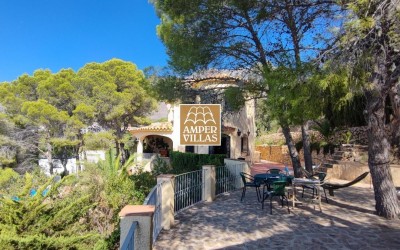 Bonito chalet mediterráneo con casa de invitados y impresionantes vistas panorámicas.